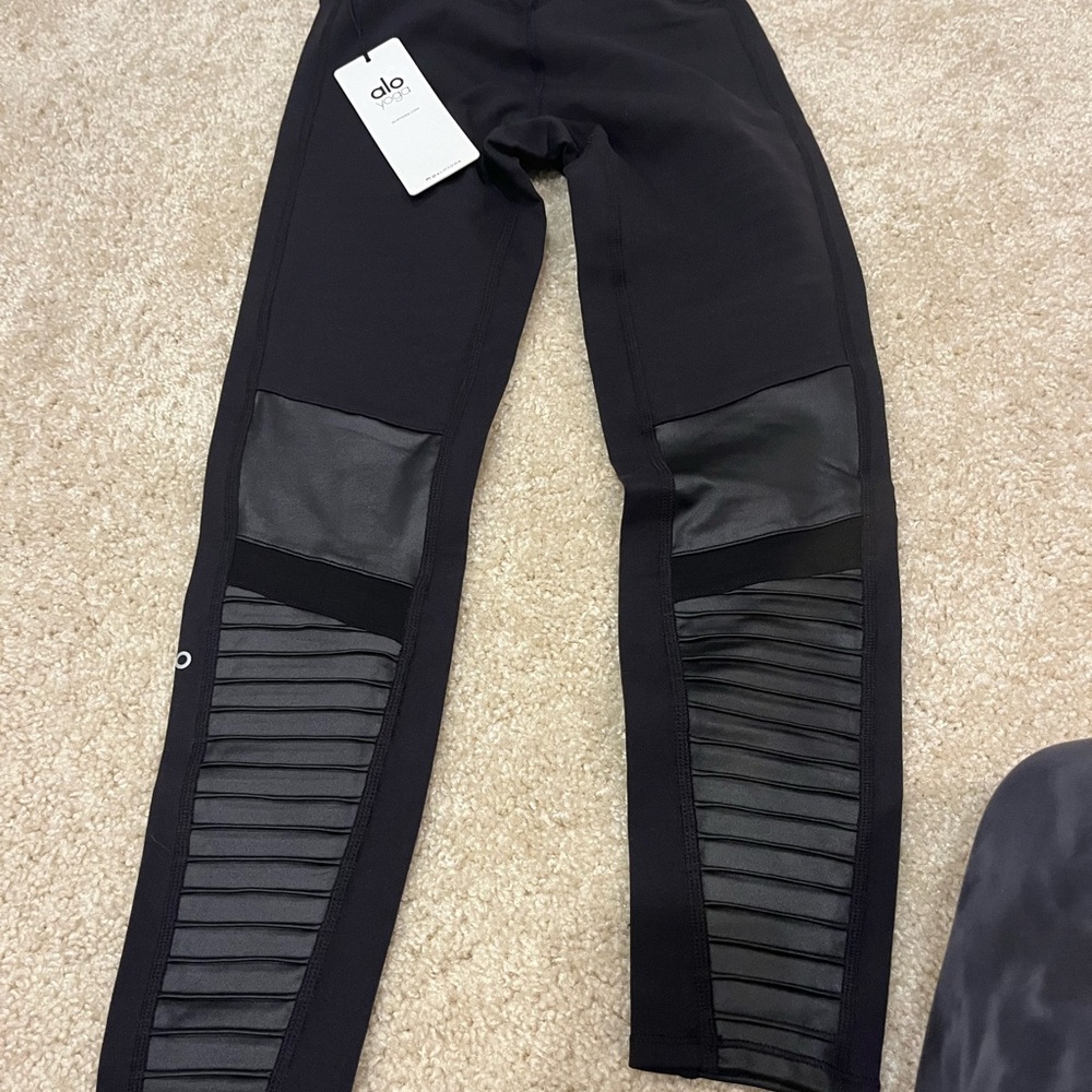 ALO YOGA LEGGINGS 7/8 HIGH- WAIST MOTO LEGGING BLACK SMALL NEW W TAGS